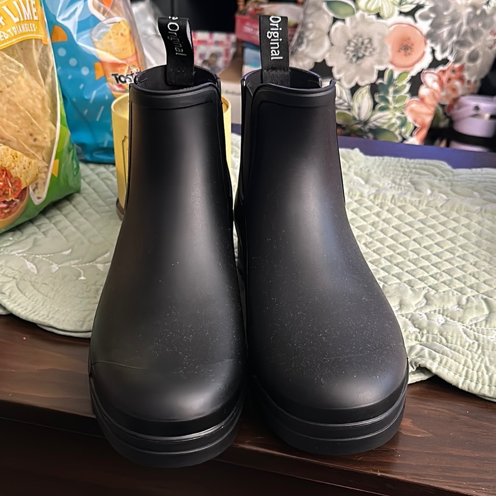 Black Short Ankle Rainboots Women’s Size 10